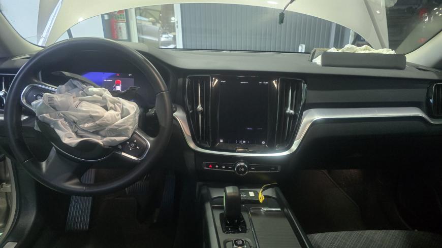 Volvo V60 2.0 B4 Essential Auto  - Auto Cabomonte Compra e Venda de Salvados