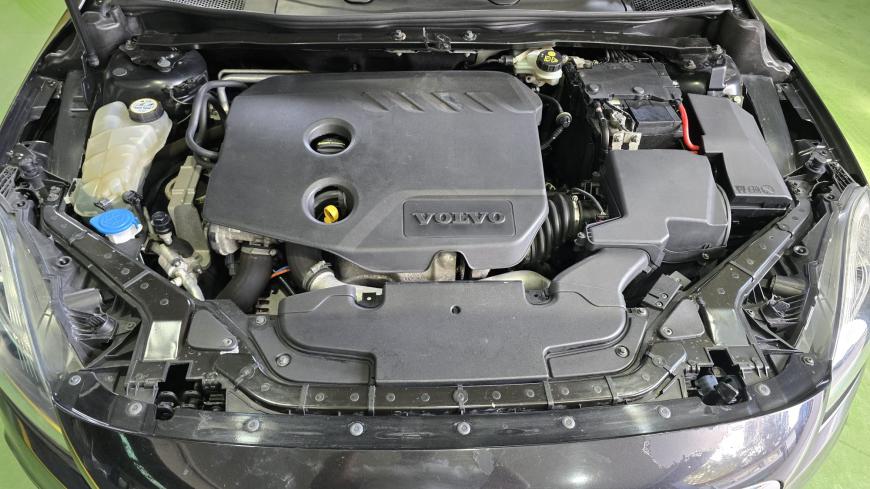 Volvo V40 Cross Country 1.6D - Auto Cabomonte Compra e Venda de Salvados